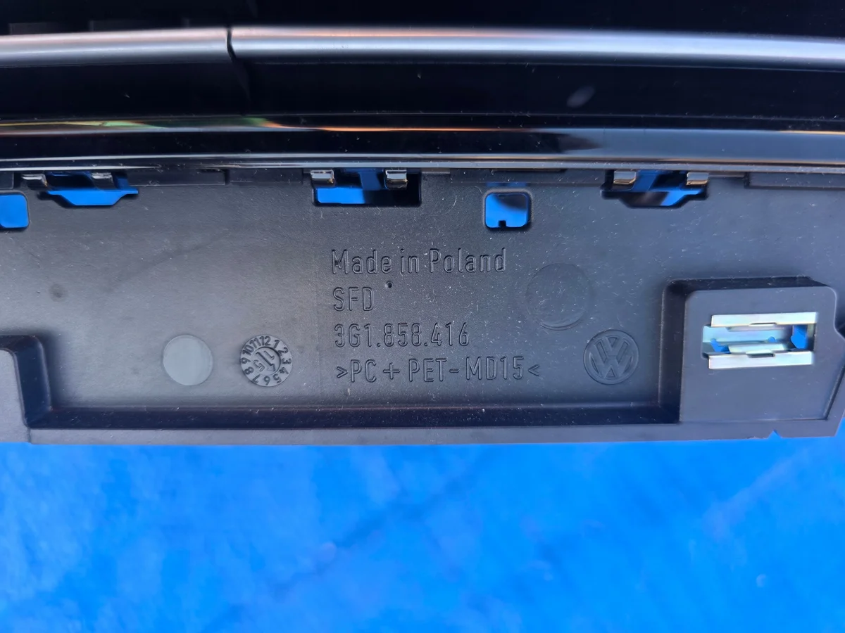 VW Dashboard Air Vent Grille 3G1858416F image 8