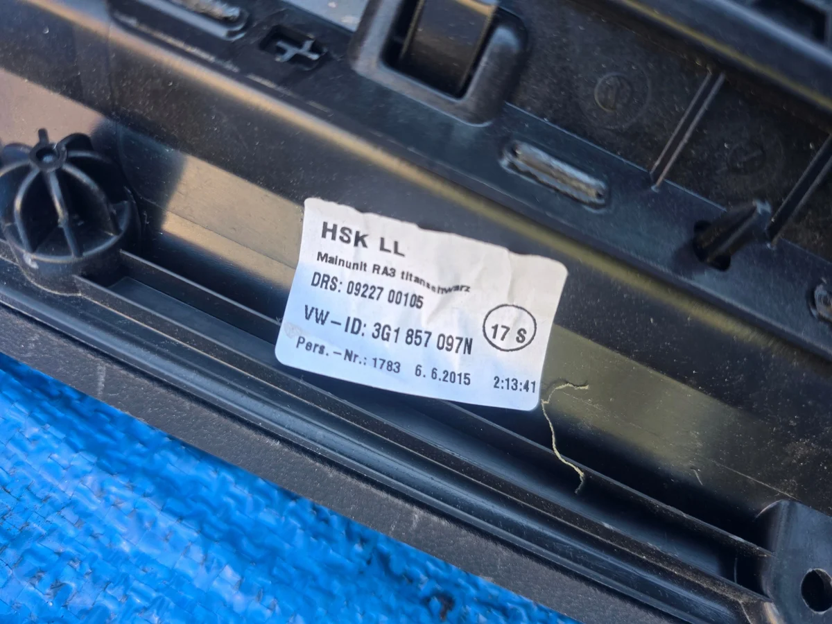 VW Passat B8 hansikaslokero 3G1857097N image 6