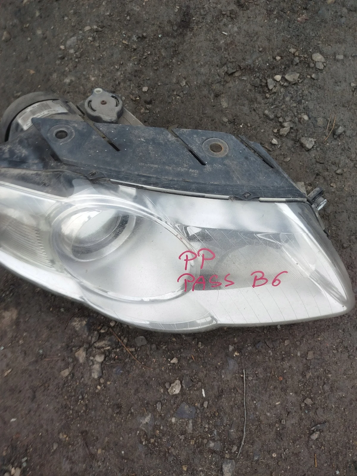 VW Passat B6 Strålkastare Höger 3C0941006S