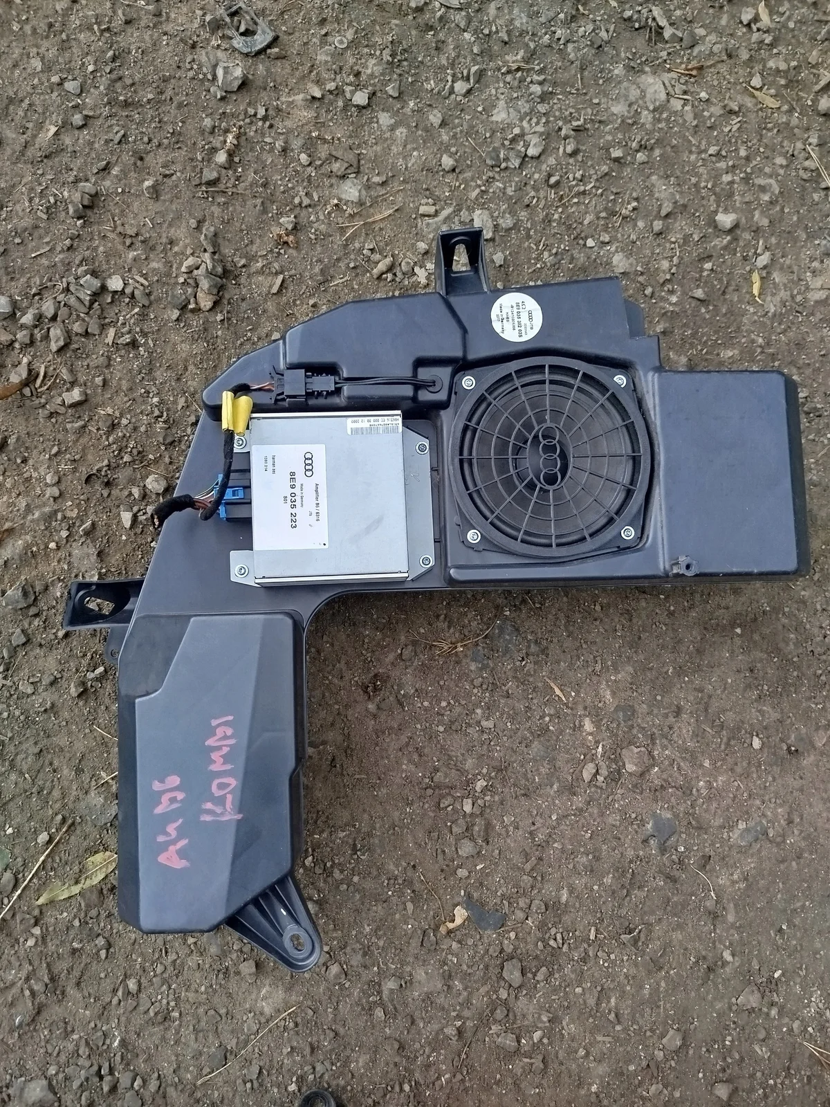 Audi A4 B6 Subwoofer 8E9035382