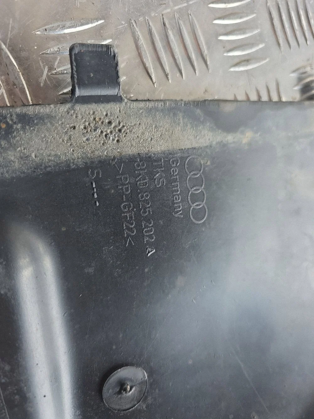 Audi 8K0825202A Unterbodenschutz vorne links image 5