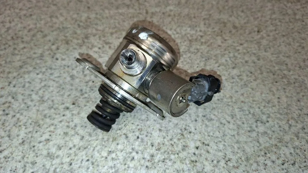 Polttoainepumppu Ford Kuga II 1.6L 0261520140