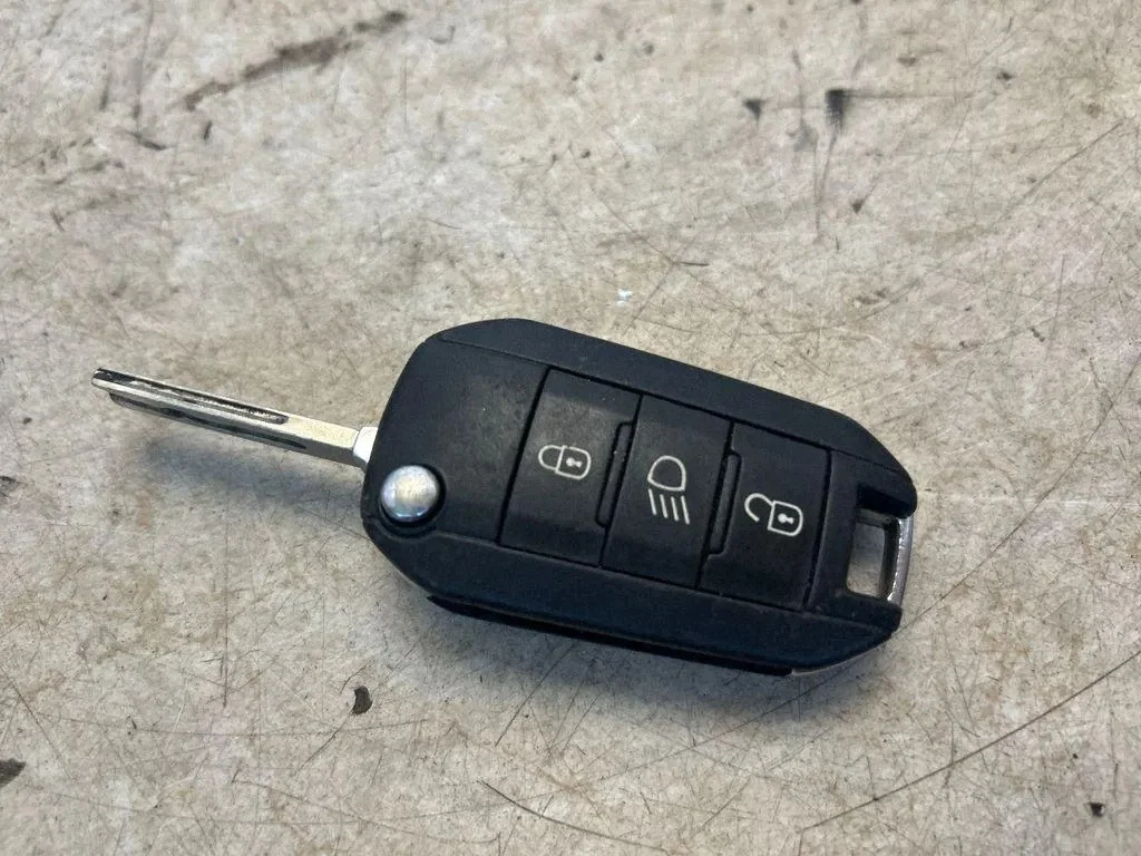 Chiave Peugeot 208 9674001080 Usata