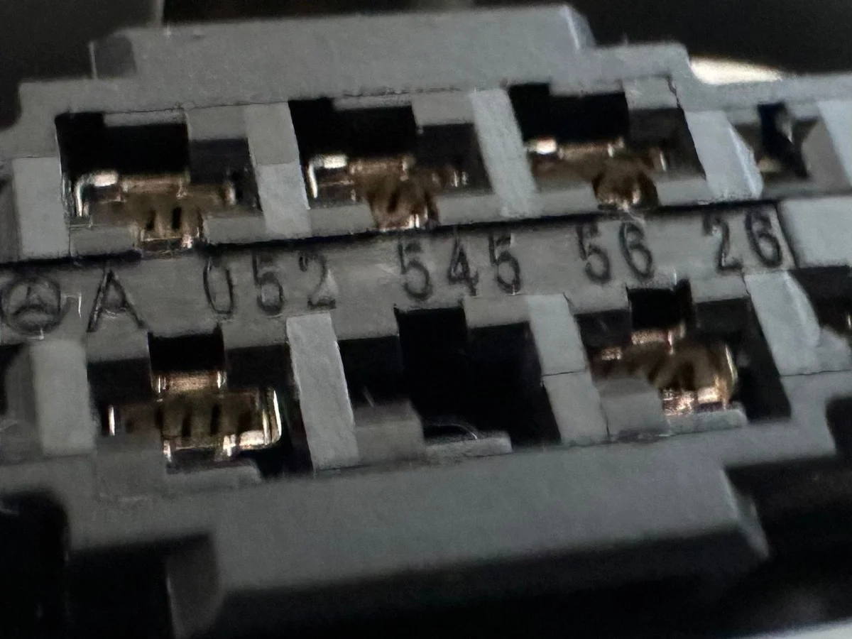 Mercedes W212 Scheinwerfer Stecker 11Pin A0525455626 image 9
