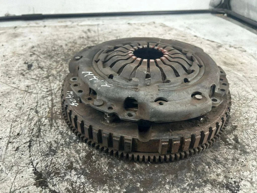 Dacia Kupplungssatz 301012572R gebraucht image 3