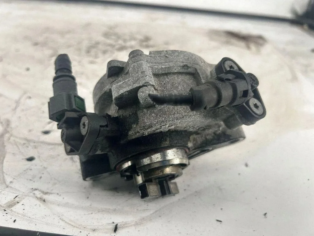 Pompe à vide Citroën C4 II 1.6 HDI 9804021980 image 3