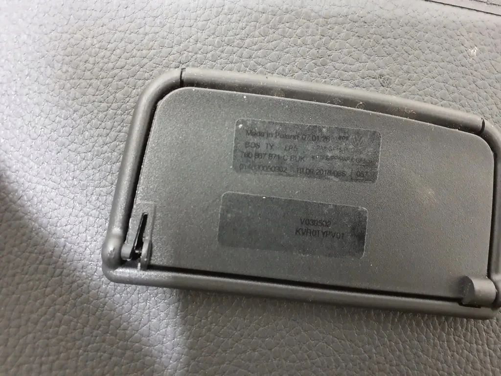 Store coffre VW Touareg CR7 760867871C image 4