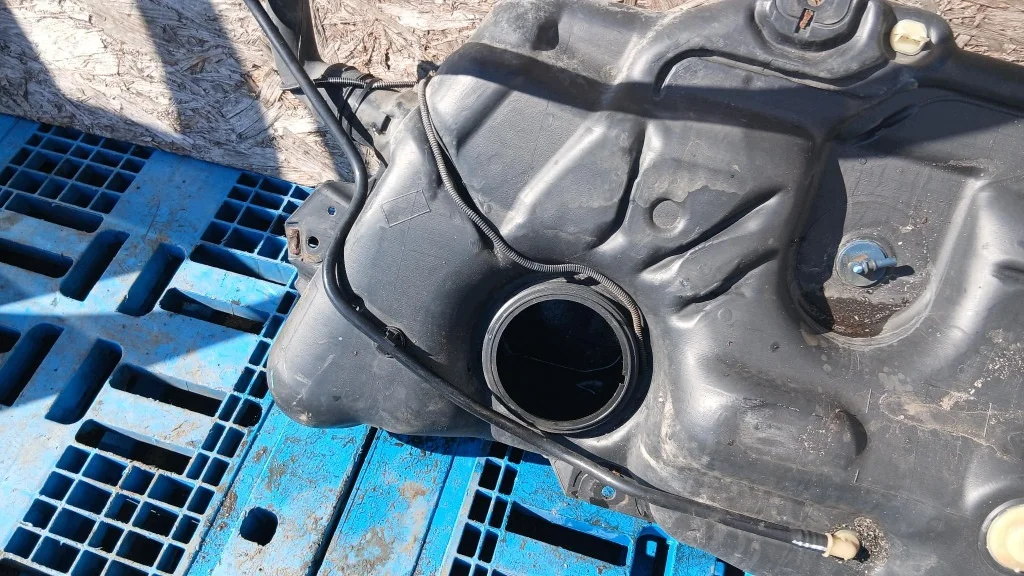 Bränsletank Citroen C5 2.0B 00-04 V-97686 image 4