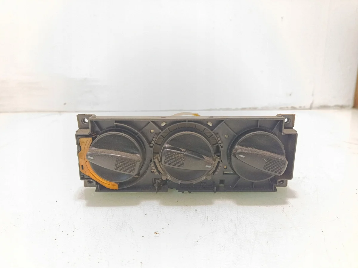 Painel de Climatização VW Golf III 1H0820045