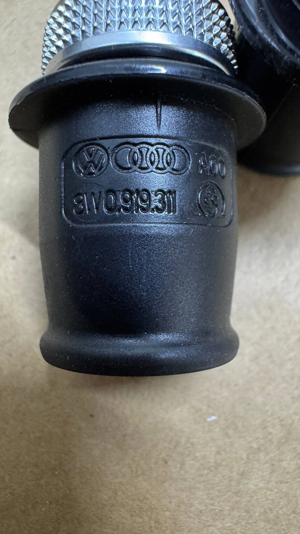 Audi A4 B9 A5 F5 Q5 FY A6 C8 Steckdose 8W0919311 image 4