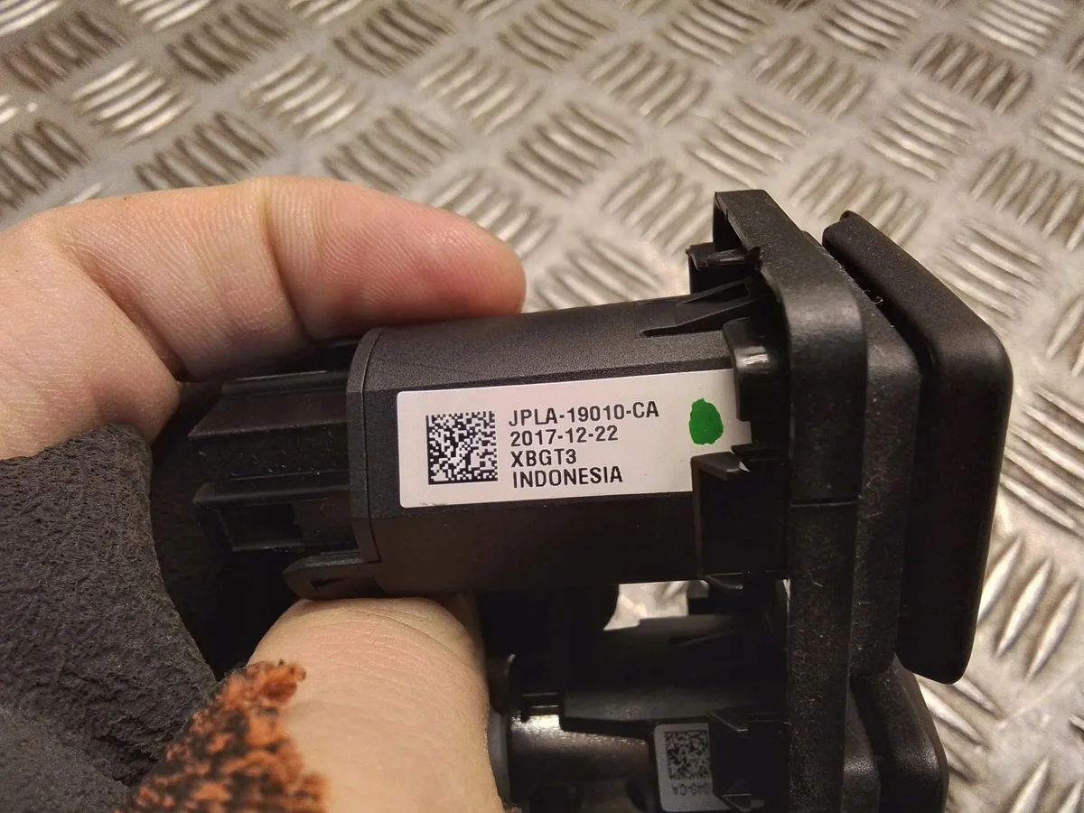 Range Rover Toma USB JPLA-19010-CA image 5
