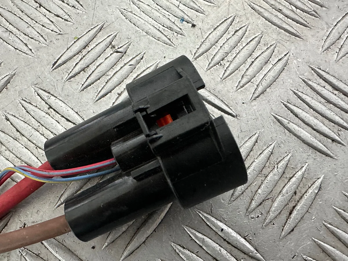 Mercedes W176 W246 tuulettimen liitin image 4