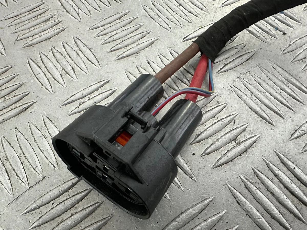 Mercedes W176 W246 tuulettimen liitin image 5