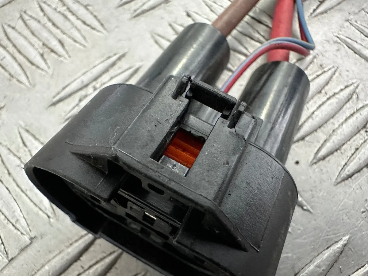 Mercedes W176 W246 tuulettimen liitin image 6
