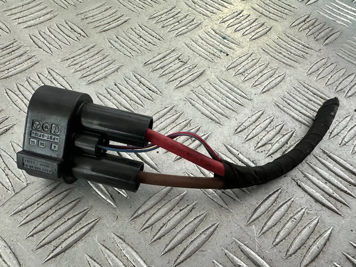Mercedes W176 W246 tuulettimen liitin image 8