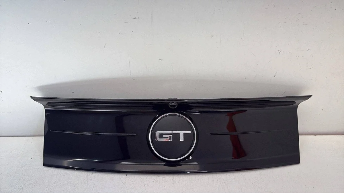 Ford Mustang GT 2015+ Embellecedor Maletero