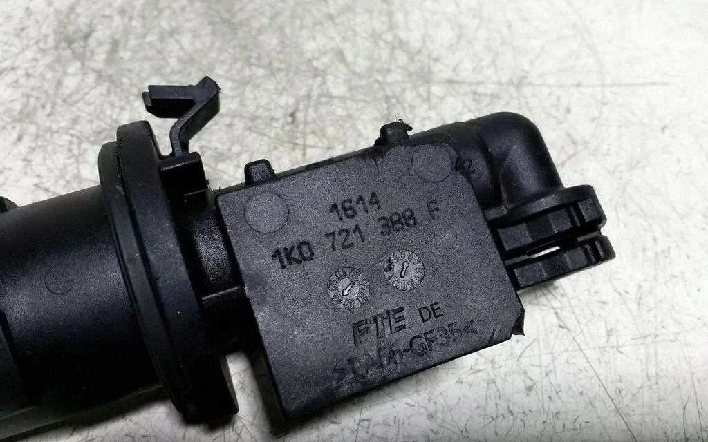 VW Golf Plus Clutch Master Cylinder 1K0721388F image 3