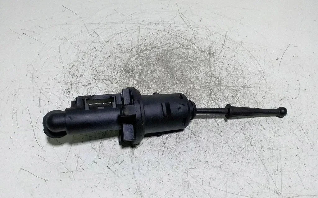 VW Golf Plus Clutch Master Cylinder 1K0721388F image 4