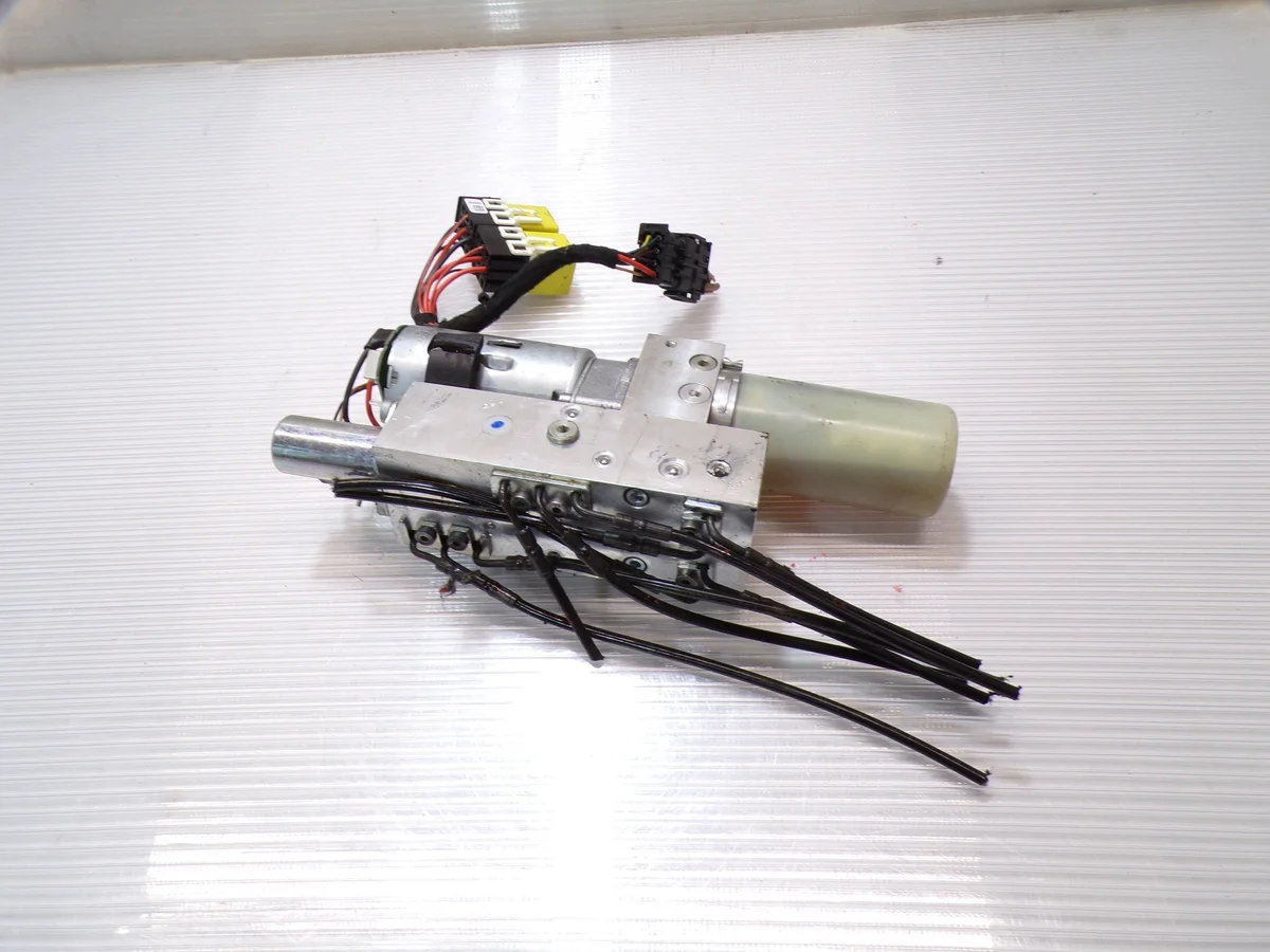 Pumppu Mercedes SLK R171 1718000030