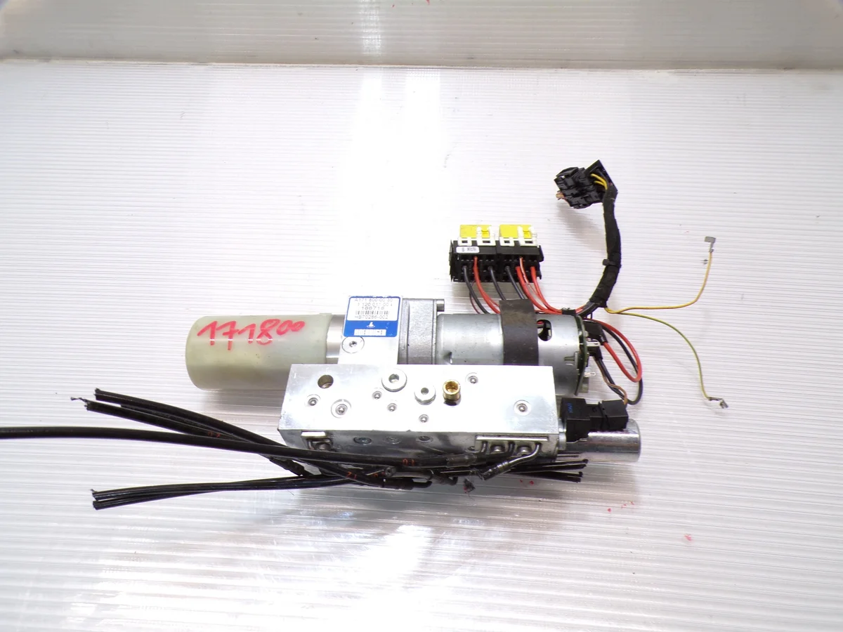 Pumppu Mercedes SLK R171 1718000030