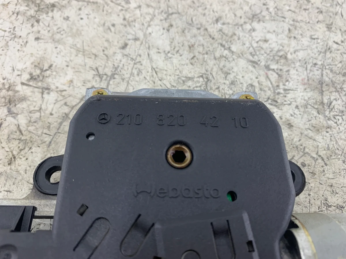 Mercedes W210 Motorkap Slot 2108202842 thumbnail 5