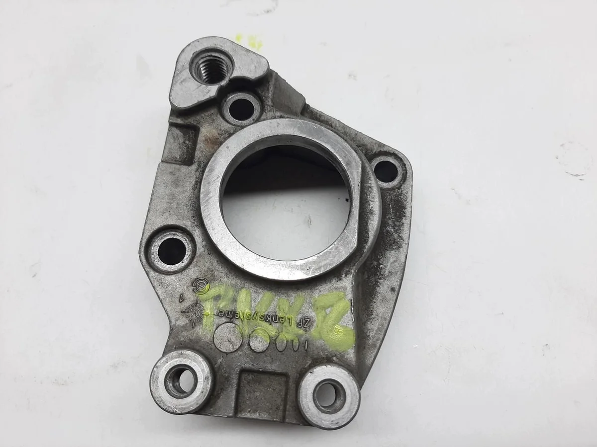 Ohjaustehostimen pumppukiinnike Audi A8 D3 4E0145156G