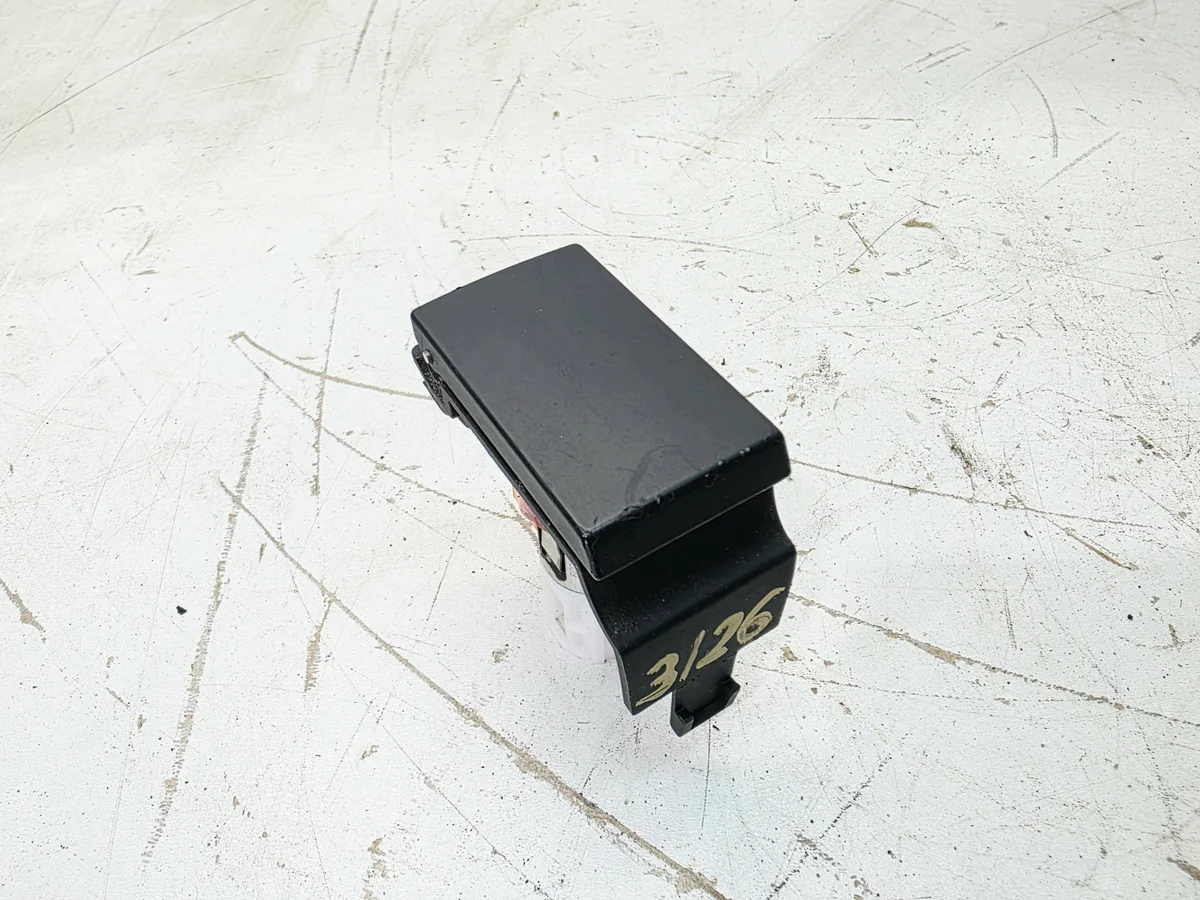 Audi A3 8P 12V pistorasia 8P0863387A image 3