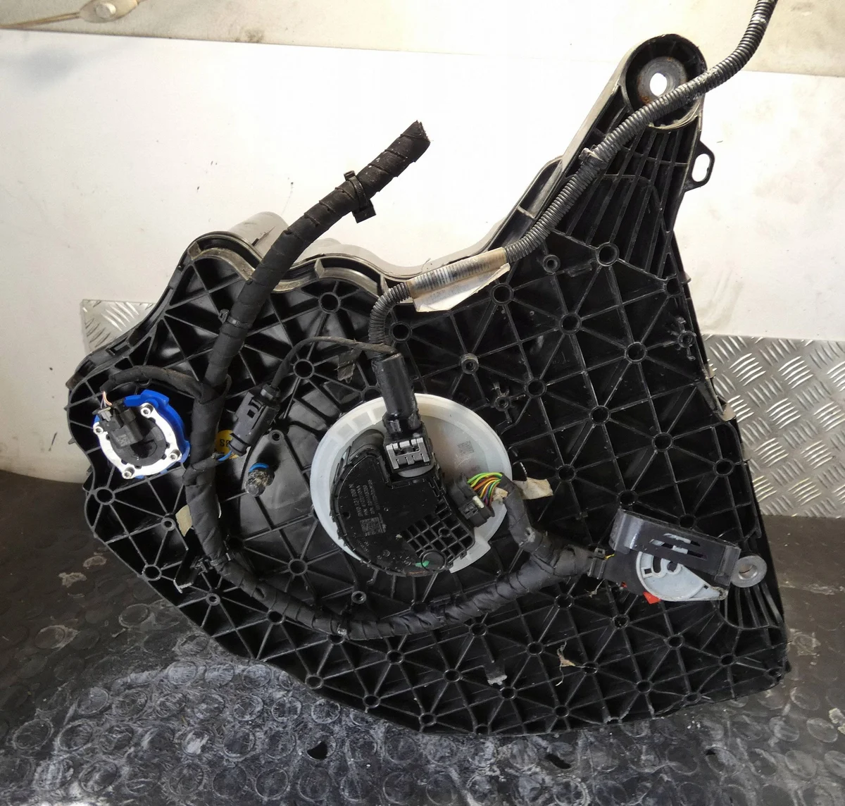 AdBlue Tank Audi A5 8W 8W0131878CD image 3