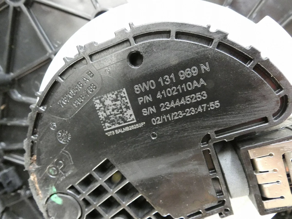 AdBlue Tank Audi A5 8W 8W0131878CD image 4