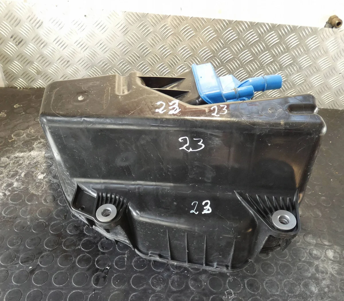 AdBlue Tank Audi A5 8W 8W0131878CD image 5