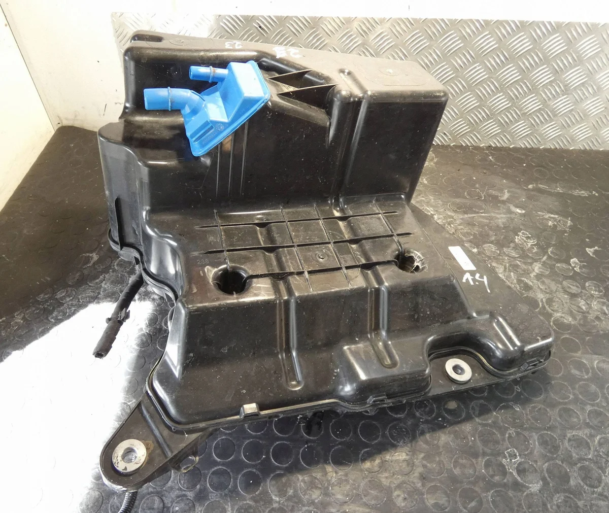 AdBlue Tank Audi A5 8W 8W0131878CD image 6