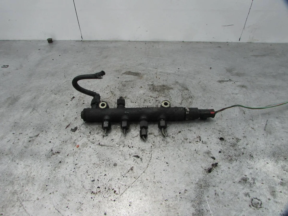 Opel Astra III 1.7 CDTI Kraftstoffdrucksensor 0445214028 image 3