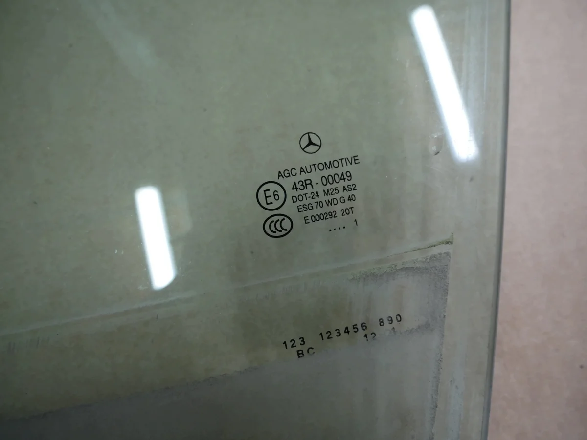 Mercedes W204 Türscheibe vorne links image 3