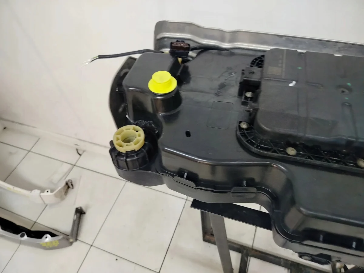 AdBlue Tank Peugeot 9818716680 gebraucht image 10