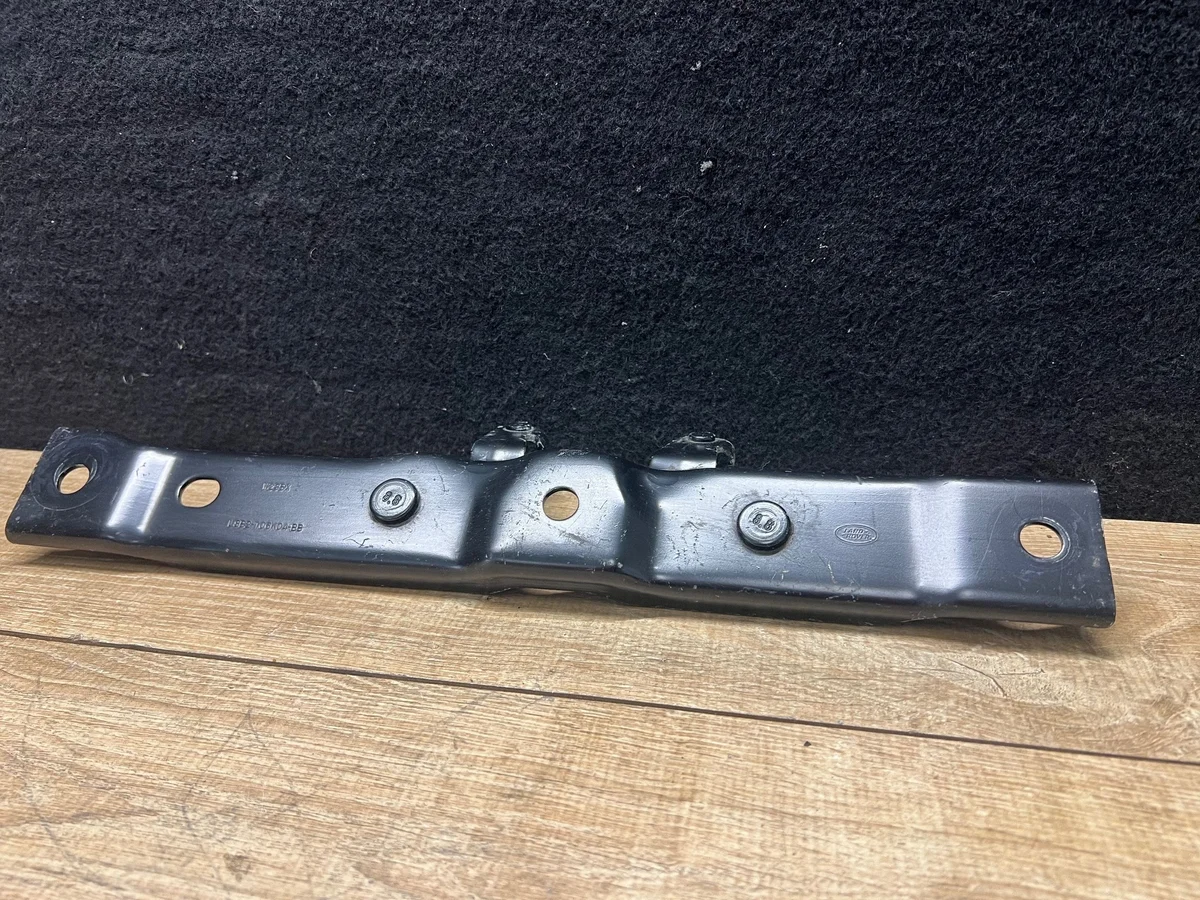 Land Rover Defender kiinnike L8B2106K04BB