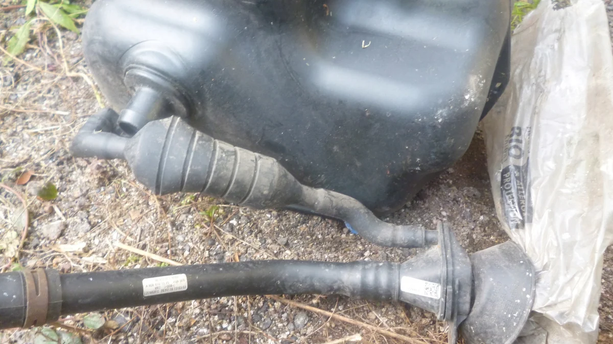 AdBlue Tank mit Pumpe Bosch A9064701815 image 3