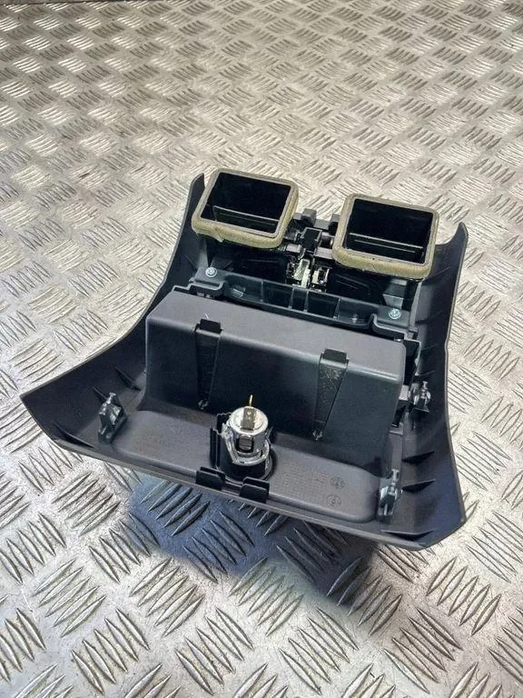 BMW 5 (F10) Lüftungsgitter hinten image 6