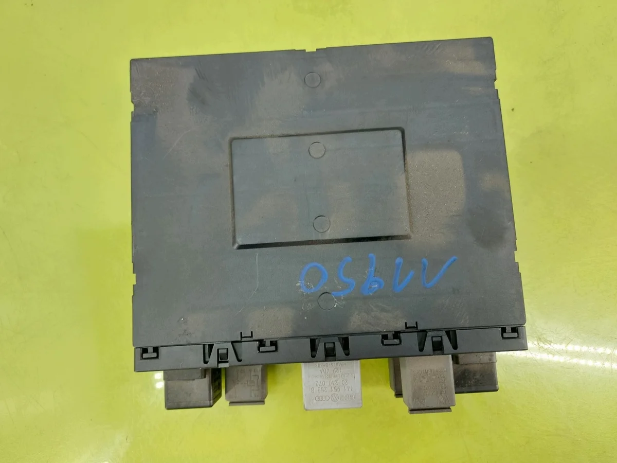 Skoda Octavia II Comfort Module 3C8937049E image 5