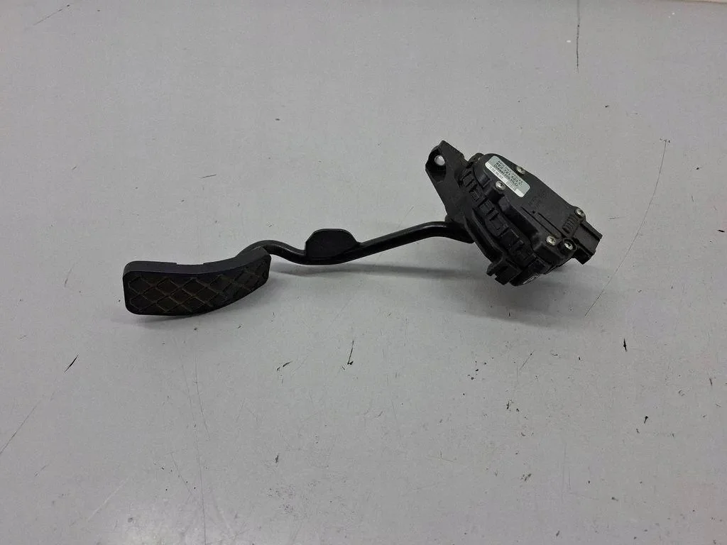 VW Passat B5.5 kaasu-/kytkinpoljin 6PV00777033