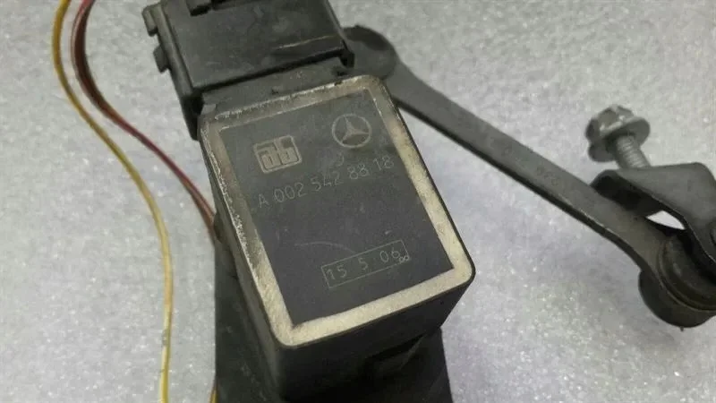 Mercedes SL R230 Xenon Niveausensor A0025428818 thumbnail 1