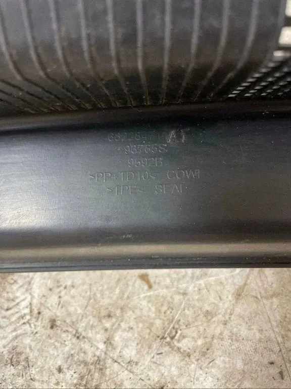 Plástico Limpa Para-brisas Chrysler Pacifica 68228471AF image 7