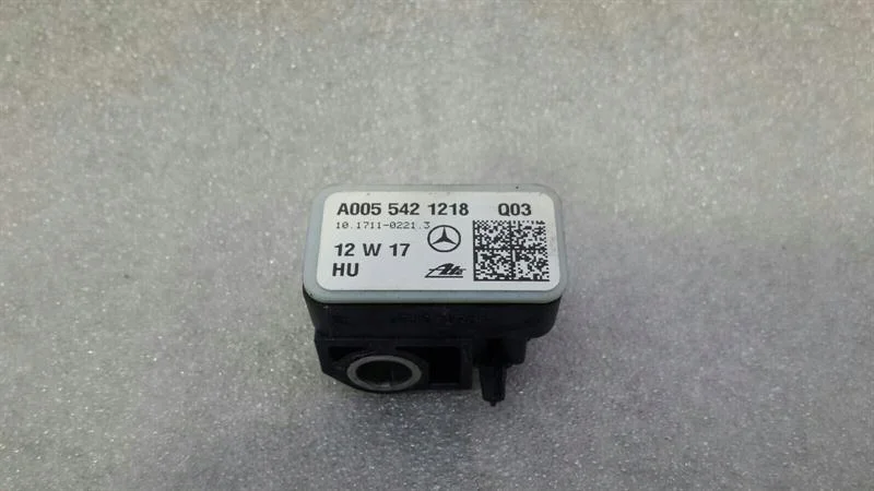 Mercedes W205 Crash Sensor A0055421218 image 3