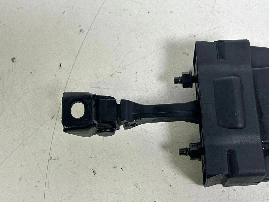 BMW 5 G30 G31 takaluukun rajoitin image 6