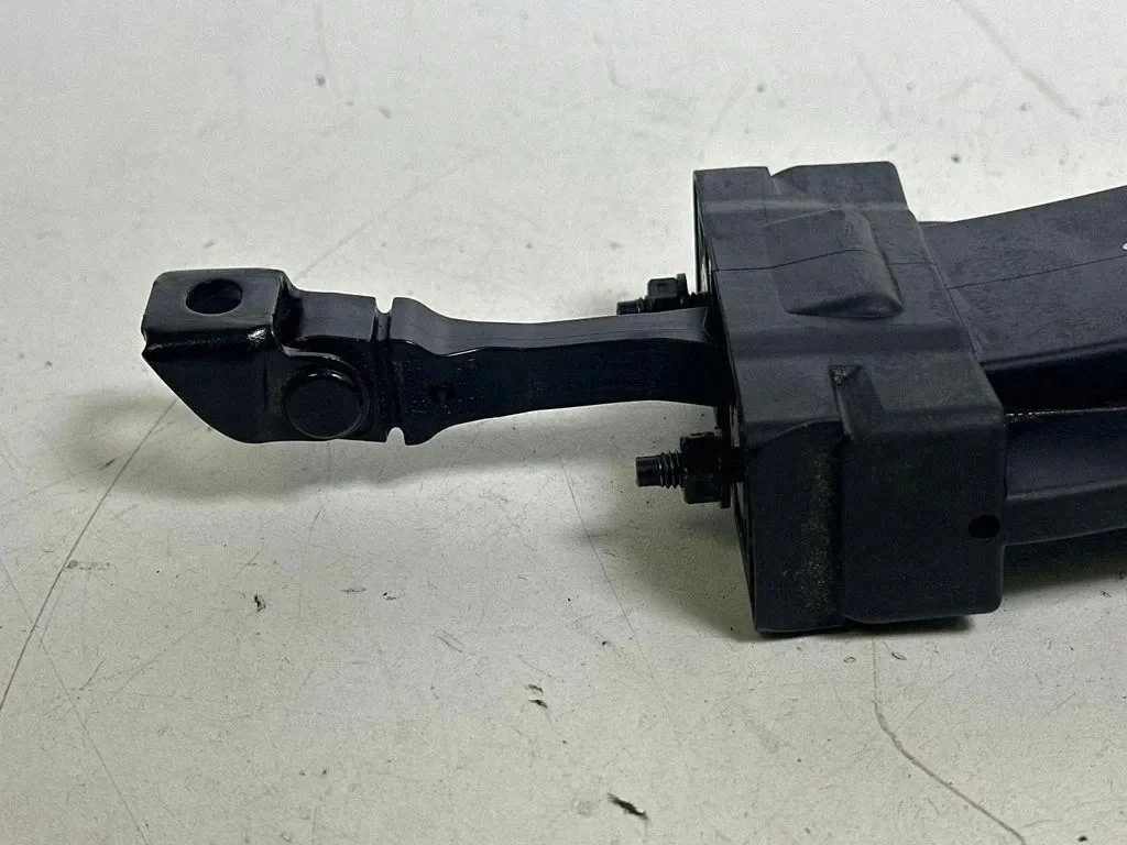 BMW 5 G30 G31 takaluukun rajoitin image 9