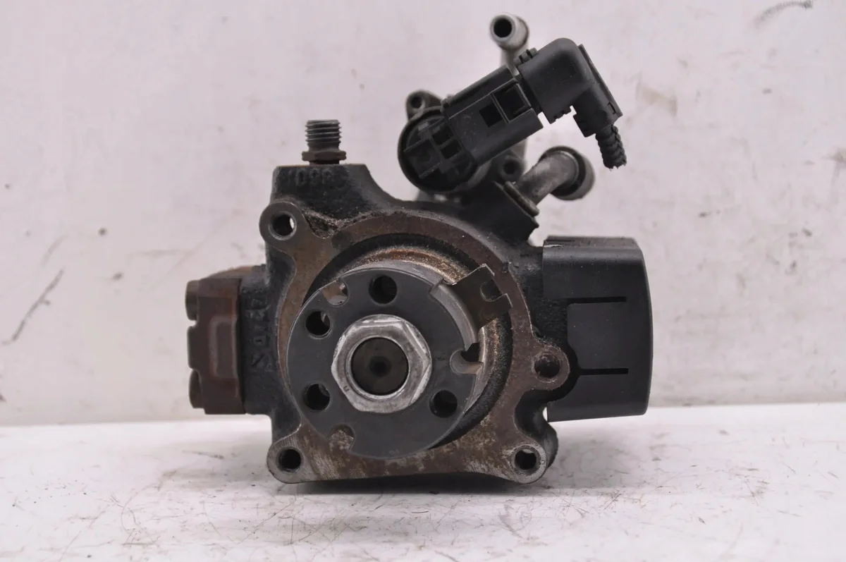 VW Caddy 1.6 TDI Kraftstoffpumpe 03L130755AL image 2