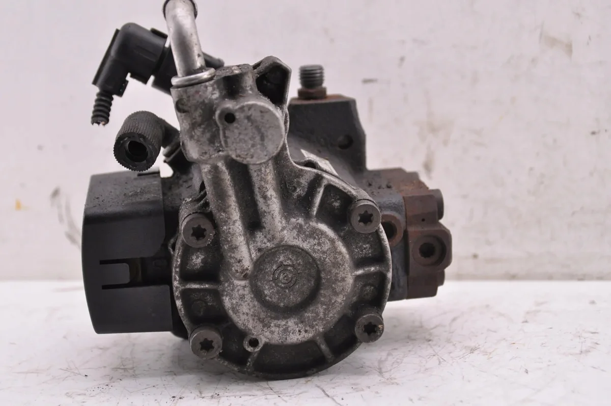 VW Caddy 1.6 TDI Kraftstoffpumpe 03L130755AL image 3