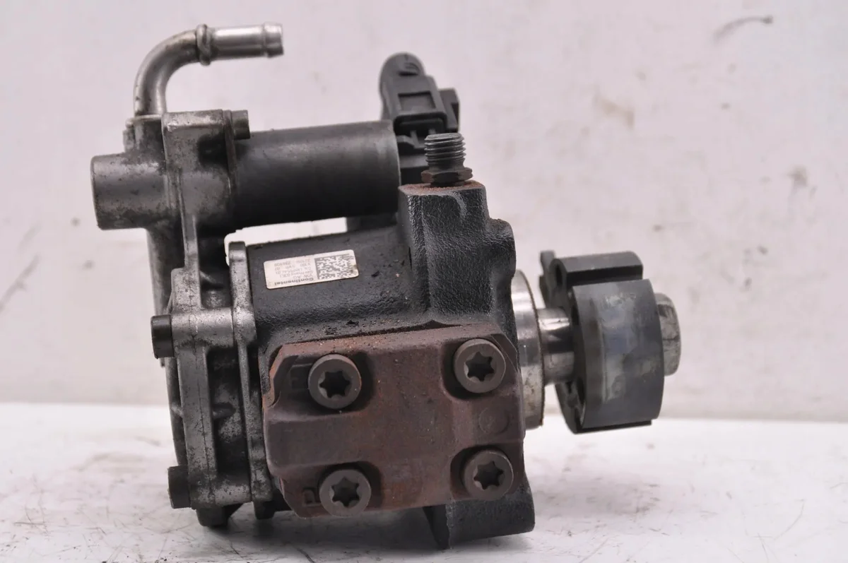 VW Caddy 1.6 TDI Kraftstoffpumpe 03L130755AL image 4