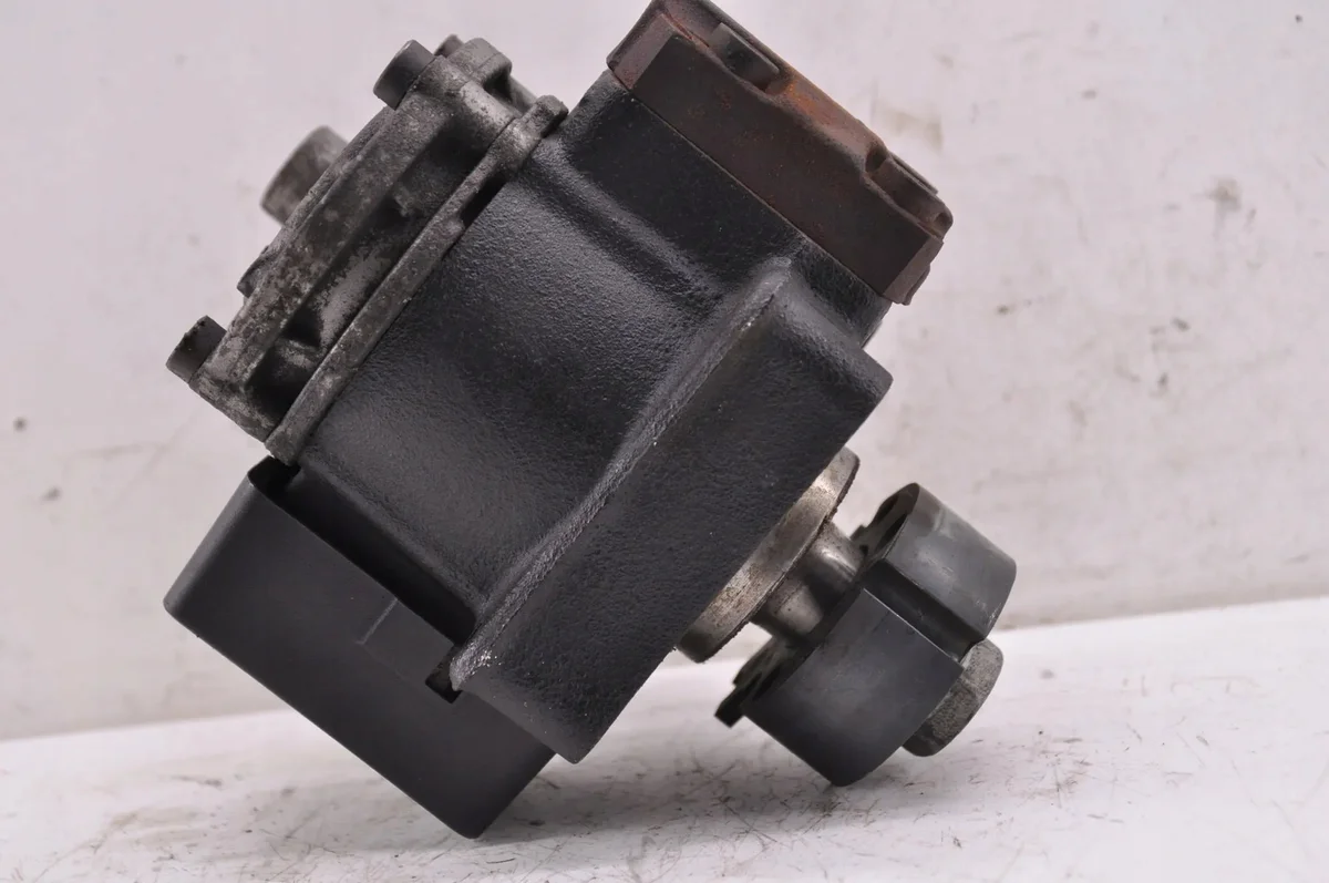 VW Caddy 1.6 TDI Kraftstoffpumpe 03L130755AL image 6