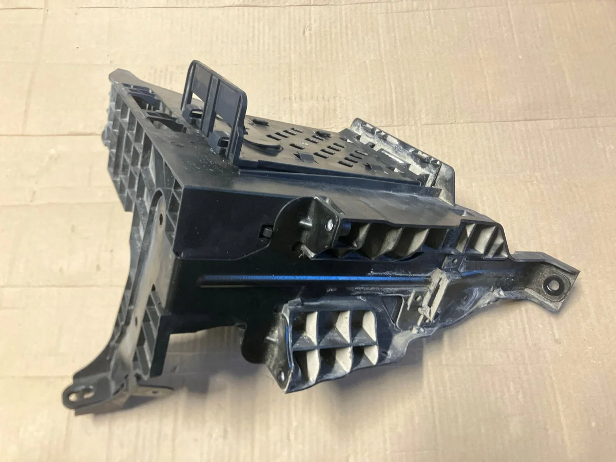 Cofre motor VW Crafter 2N0915515 image 6