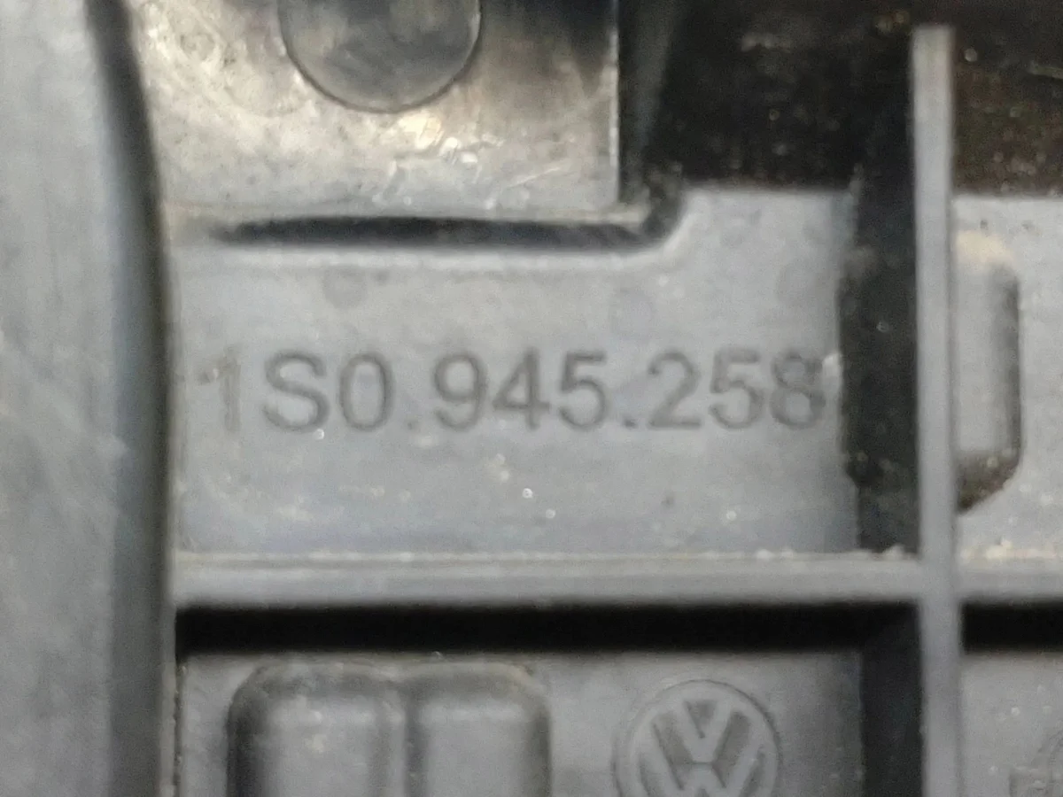 Volkswagen up! takavalo OE 1S0945258 image 7